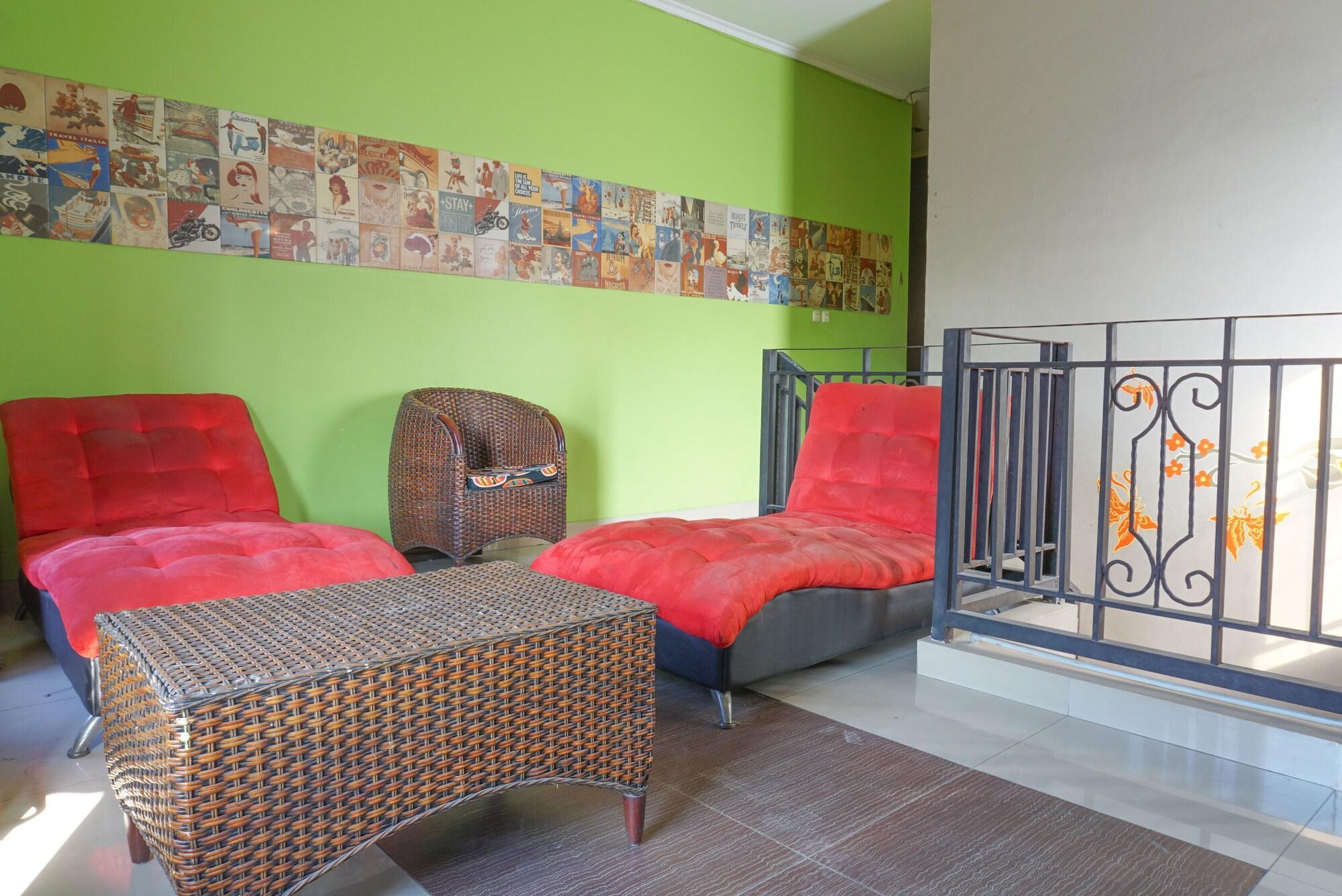 Отель Reddoorz Near Kemang Square Джакарта Экстерьер фото