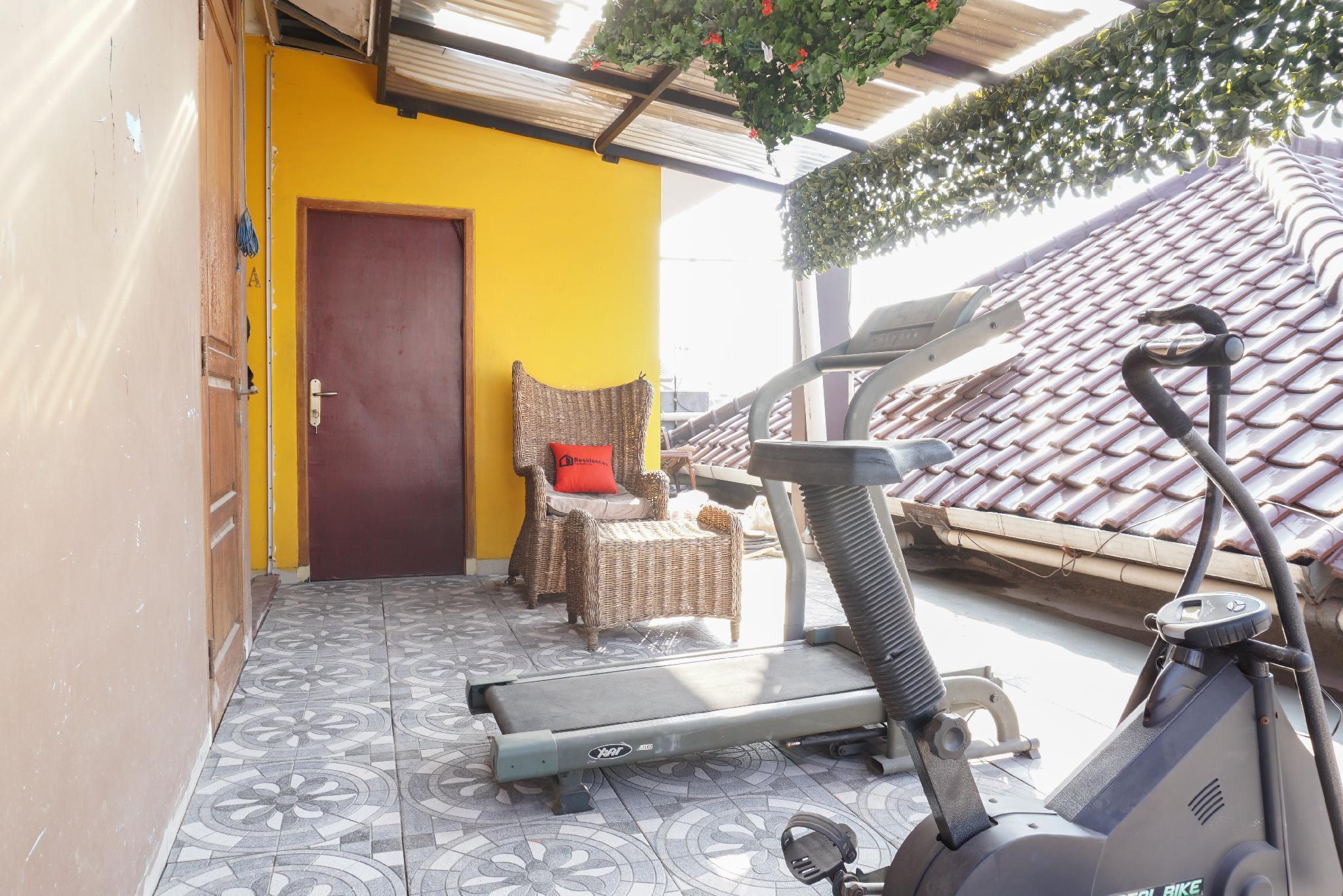 Отель Reddoorz Near Kemang Square Джакарта Экстерьер фото