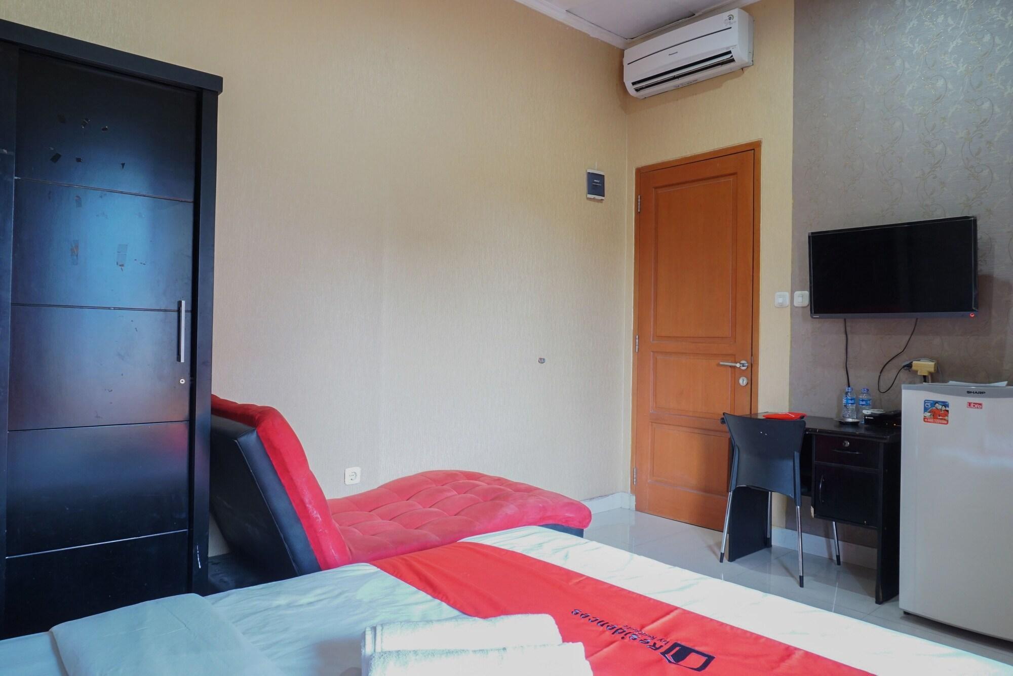 Отель Reddoorz Near Kemang Square Джакарта Экстерьер фото