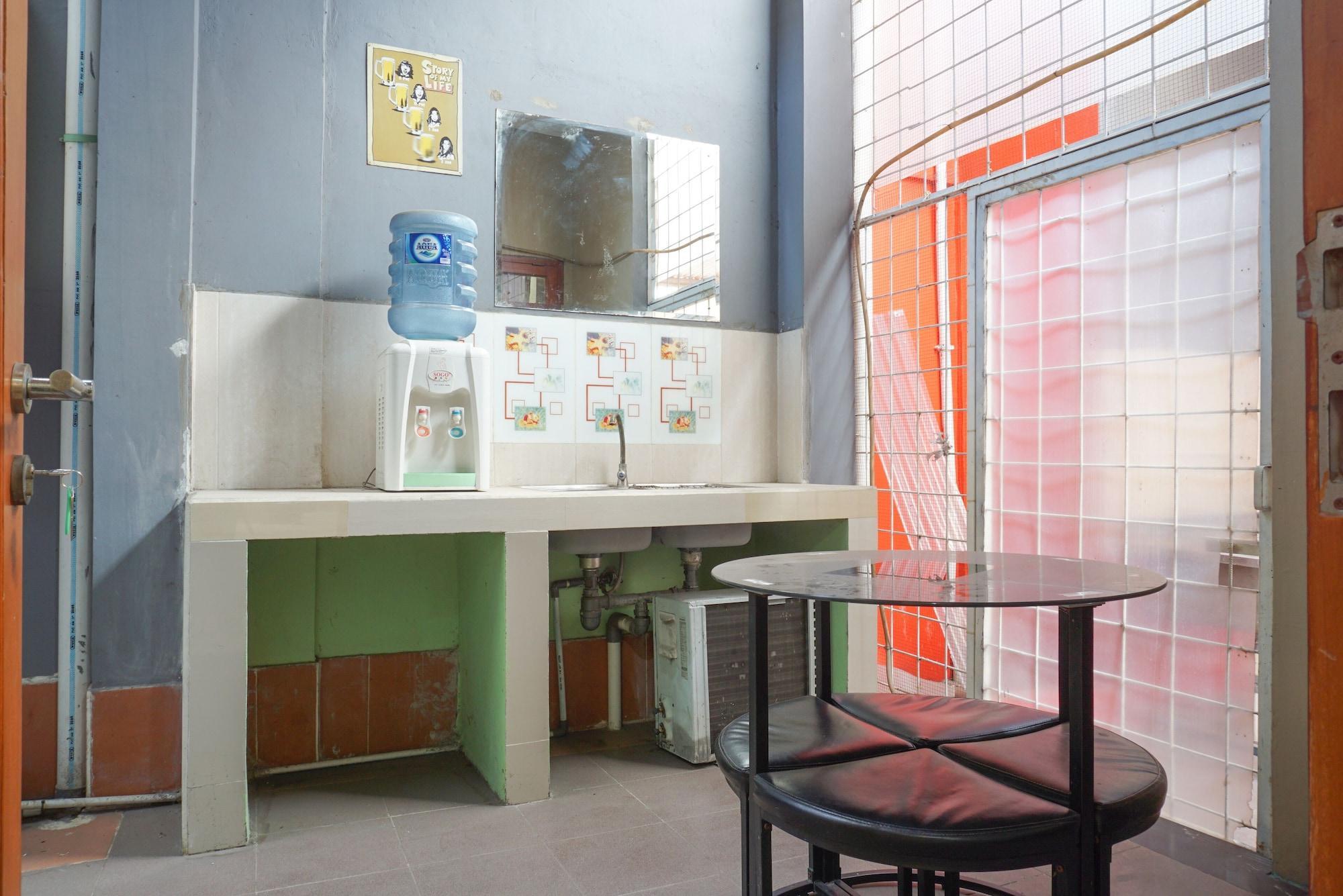 Отель Reddoorz Near Kemang Square Джакарта Экстерьер фото