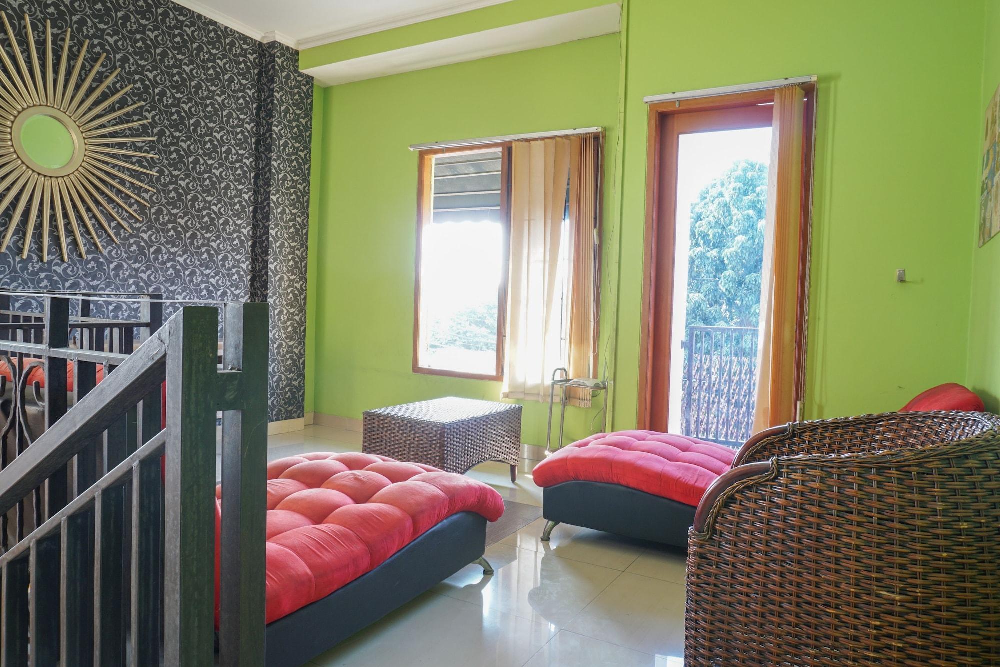 Отель Reddoorz Near Kemang Square Джакарта Экстерьер фото