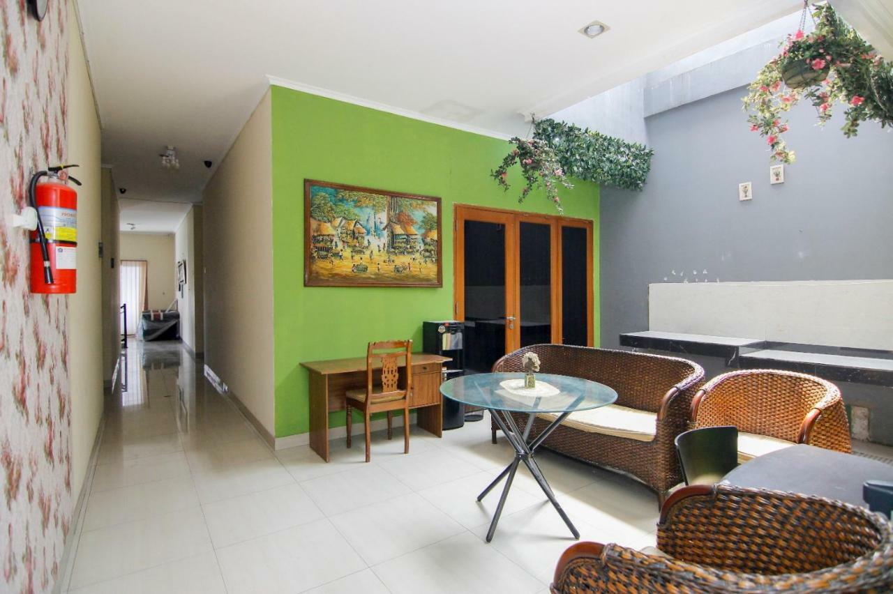 Отель Reddoorz Near Kemang Square Джакарта Экстерьер фото
